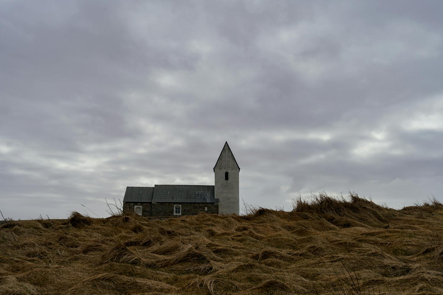 Enkelt landskapsbilde med kirke